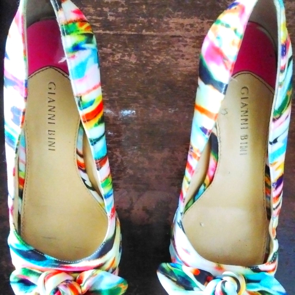 Women's Gianni Bini Flower Heels Size 6